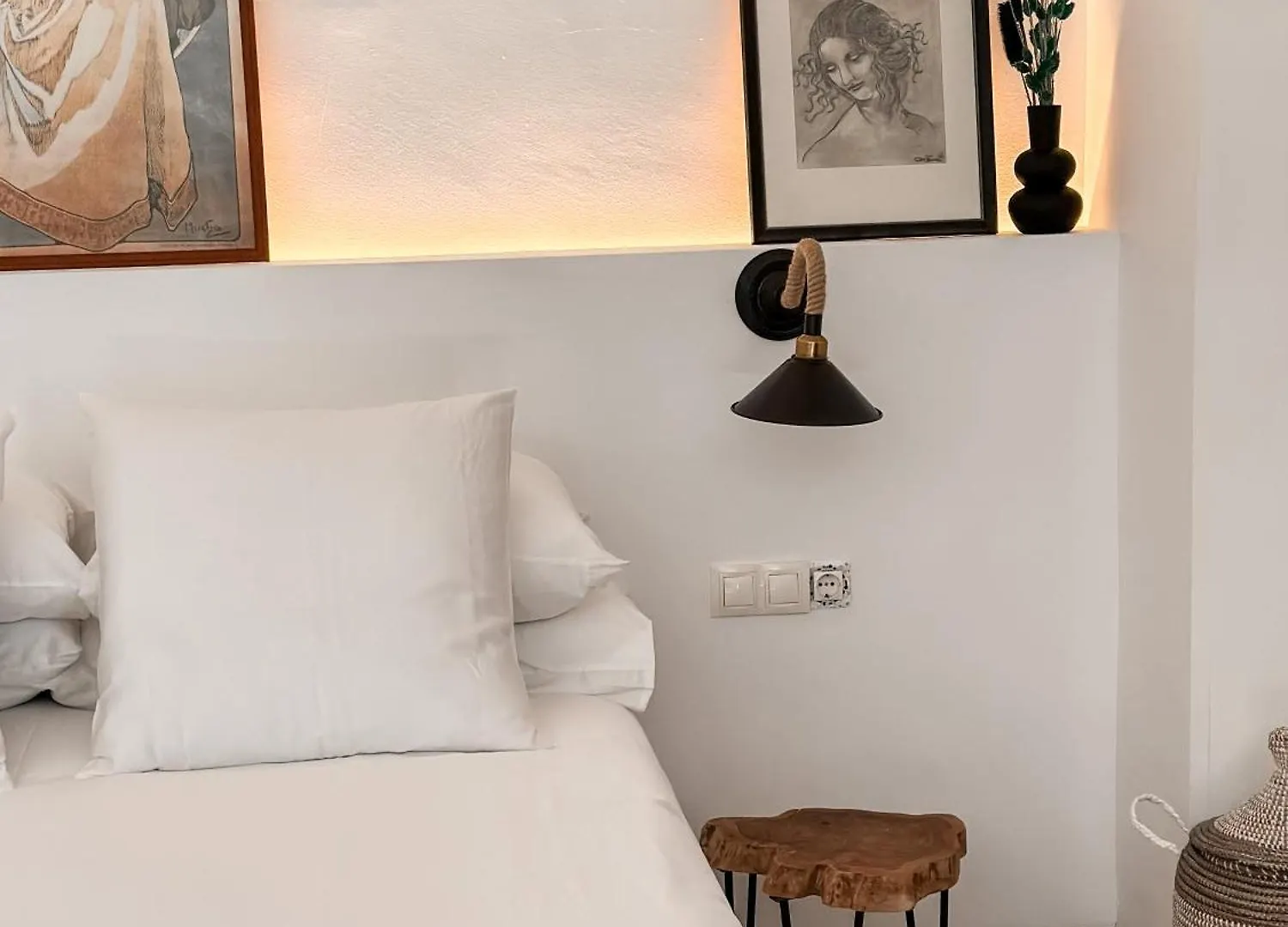 La Caseria Azul De Cuadros Bedmar y Garciez Spain